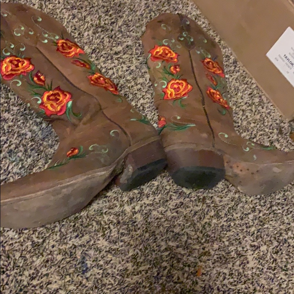 Boots - Picture 3 of 8